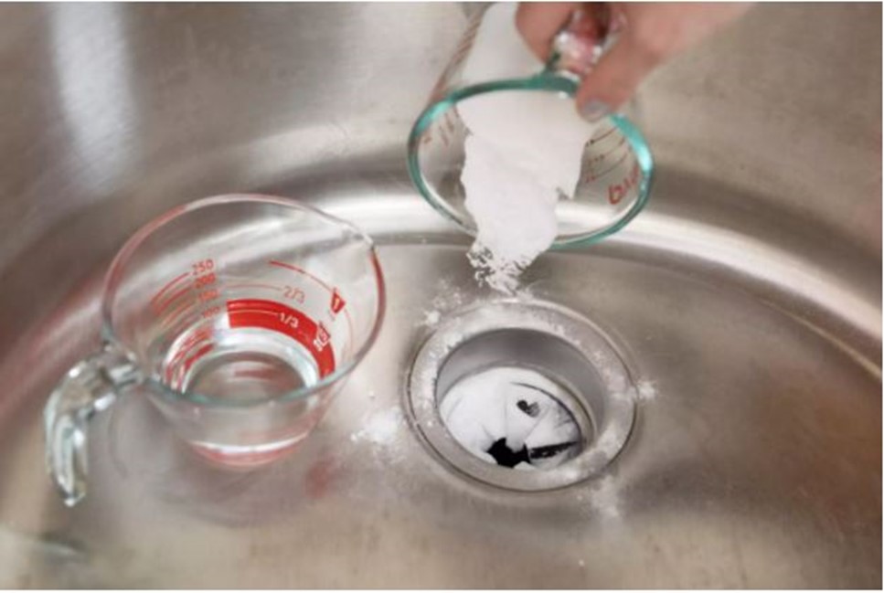 clean smelly drain with baking soda and vinegar