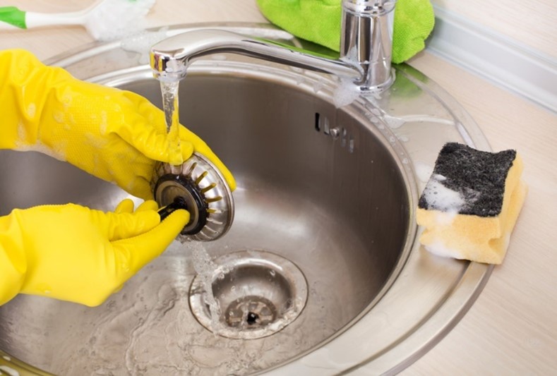 cleaning a drain stopper to stop kitchen sink clog